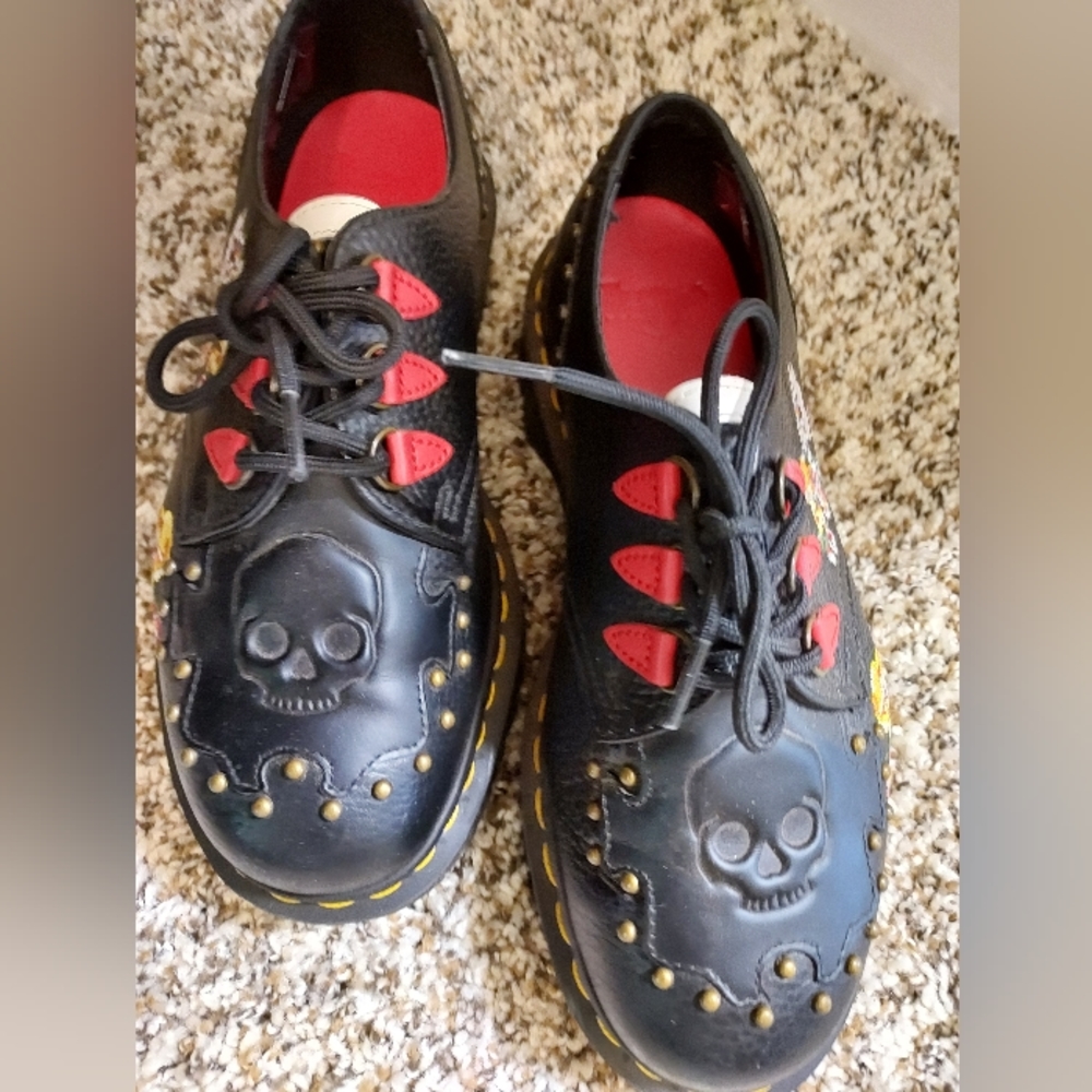 Dr Martens Serova Embossed Floral Oxfords Black/Red Skull Studded, Size 8